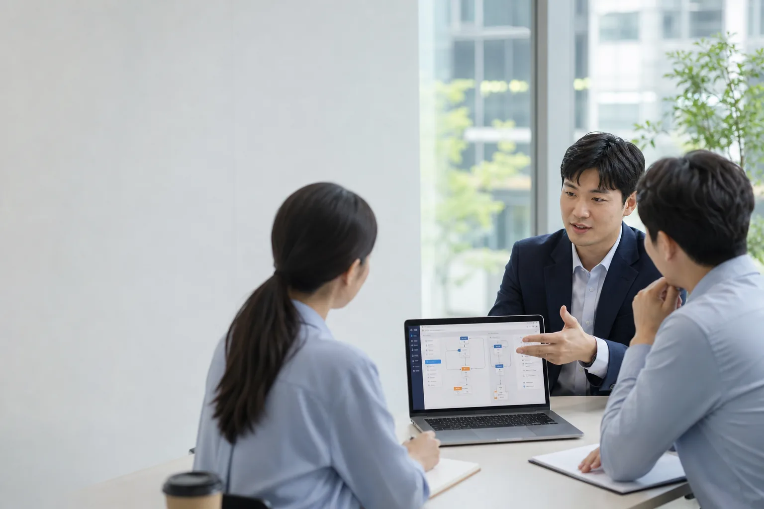 업무 소프트웨어 화면을 설명하는 SaaS 상담 장면