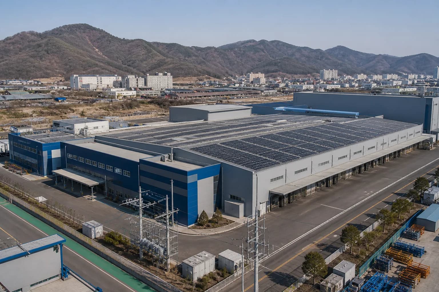 태양광 설비를 갖춘 한국 산업단지와 공장